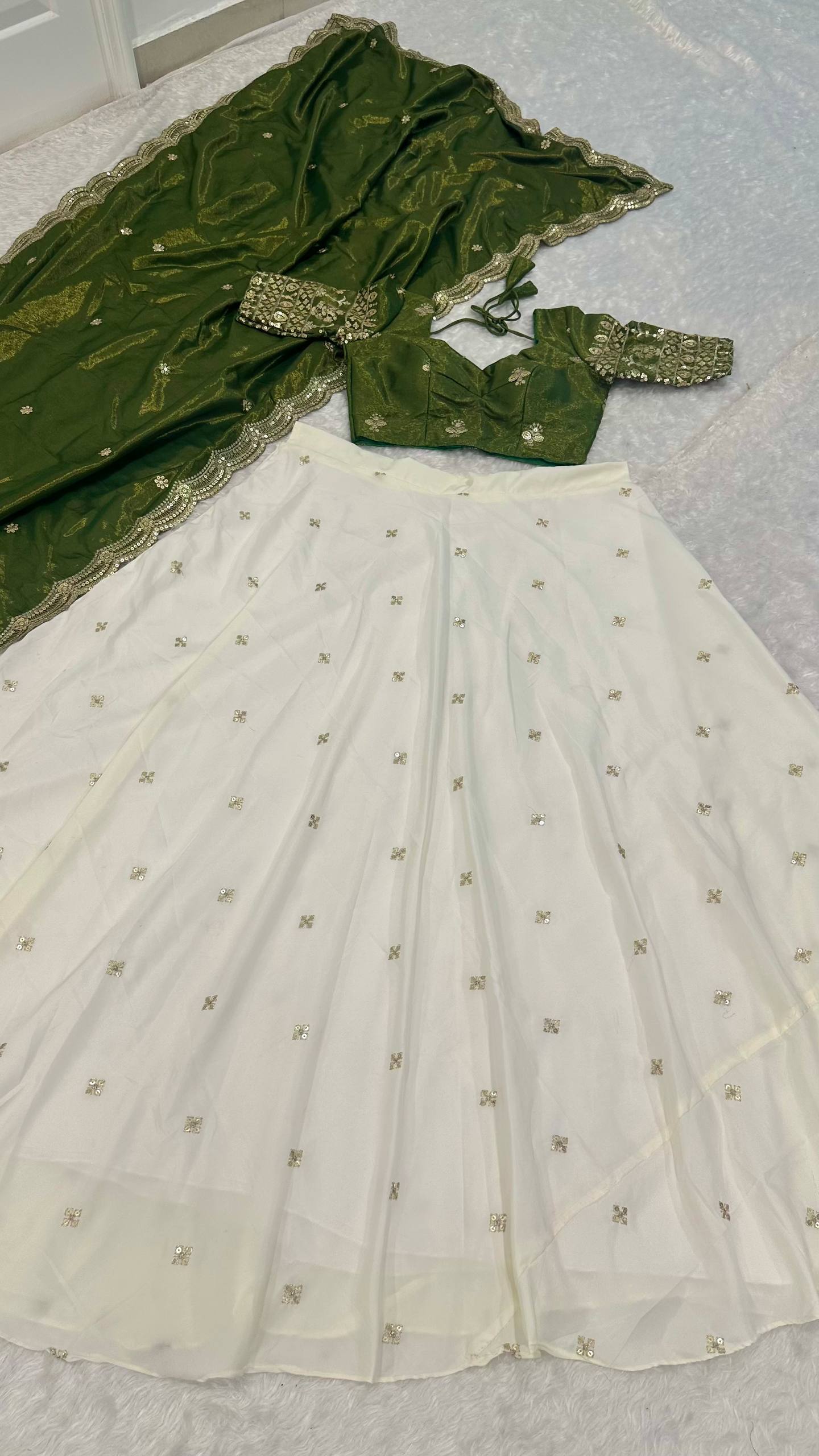 Sehen Sie umwerfend aus in diesem wunderschönen cremefarbenen Lehenga-Set