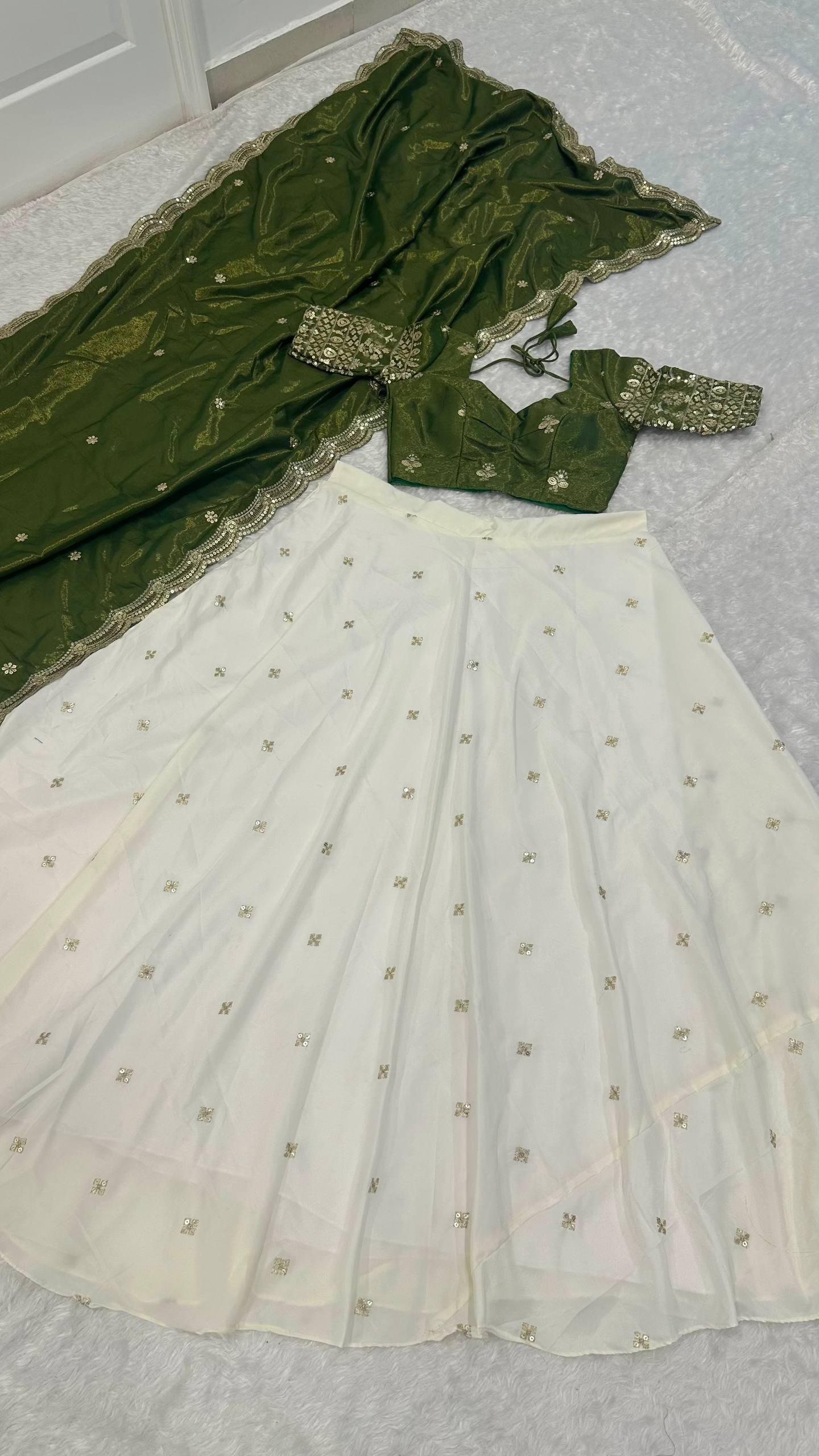 Sehen Sie umwerfend aus in diesem wunderschönen cremefarbenen Lehenga-Set