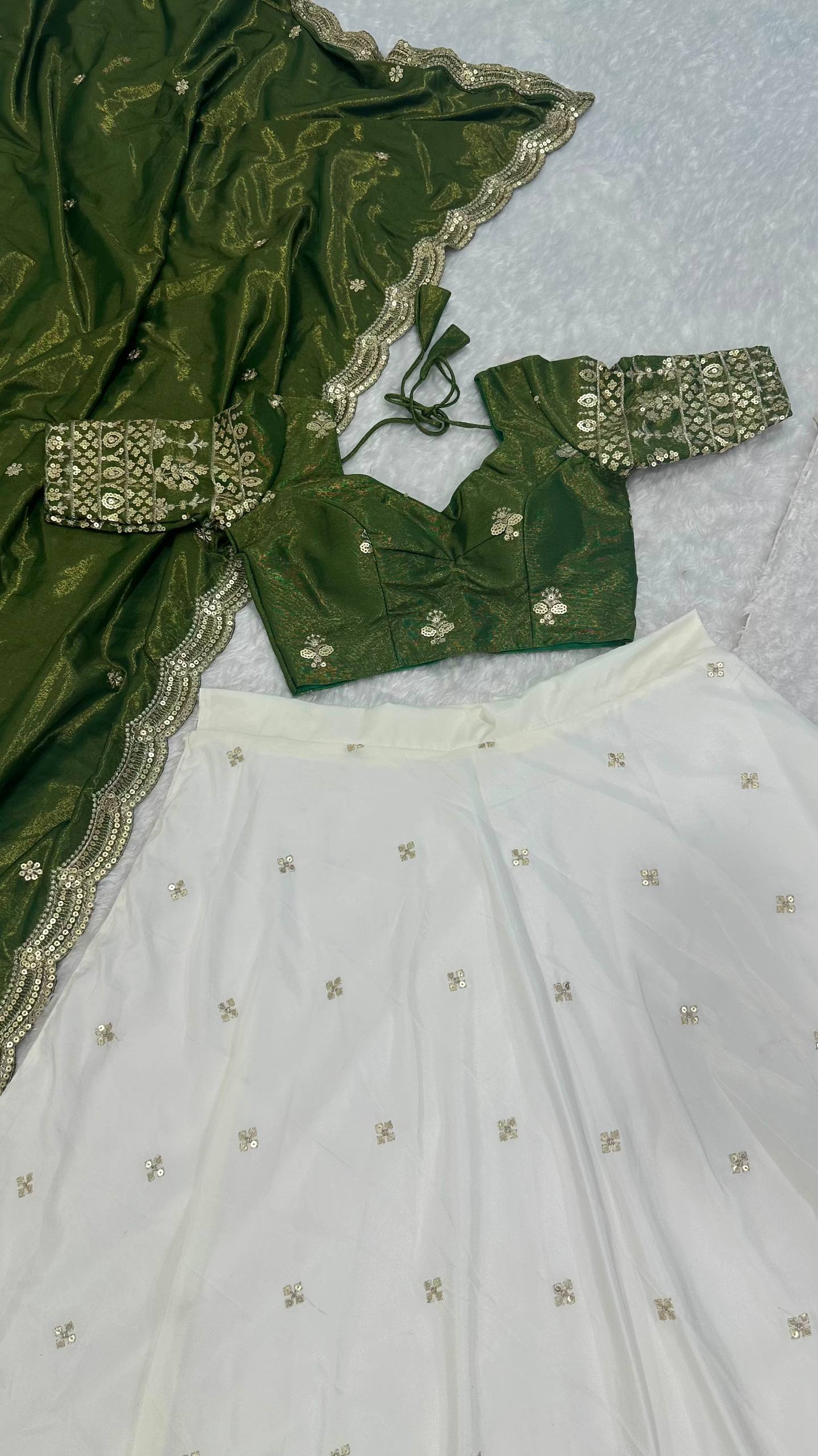 Sehen Sie umwerfend aus in diesem wunderschönen cremefarbenen Lehenga-Set