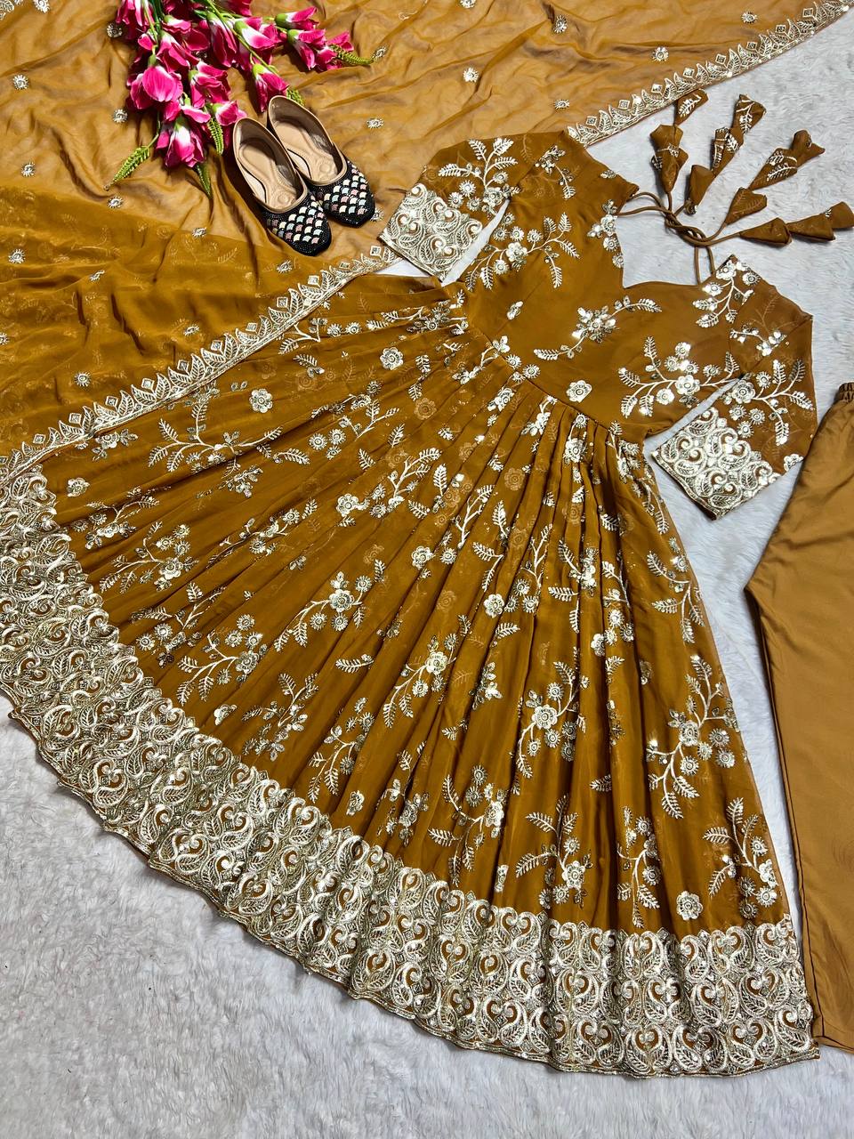 New Đěsigner Anarkali Suit In New Fancy Style