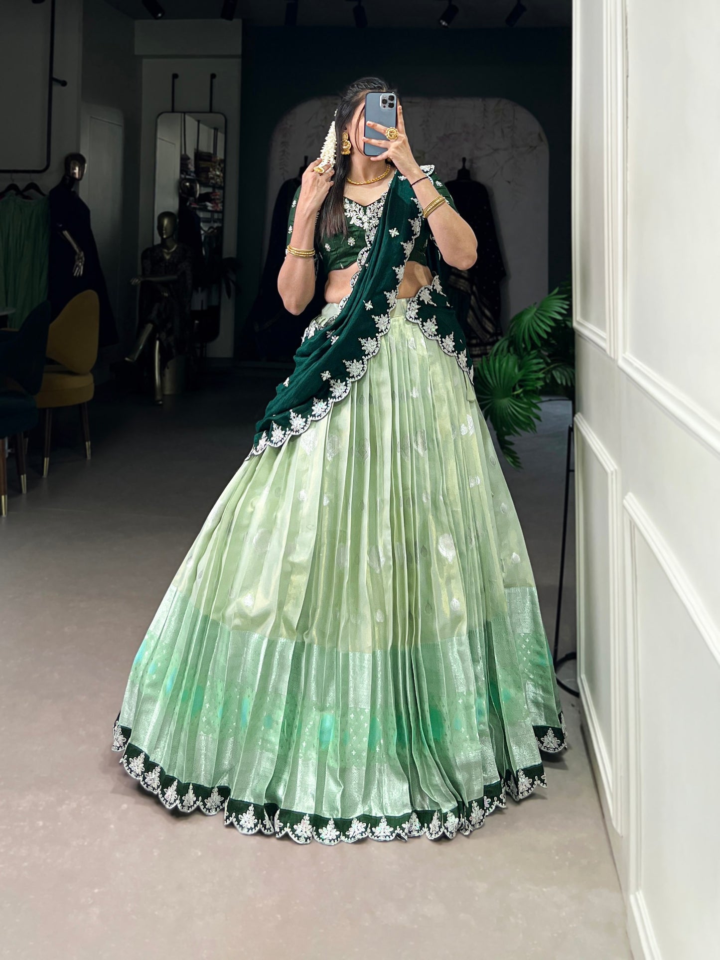 Célébrez le charme de la culture indienne avec ce magnifique ensemble lehenga