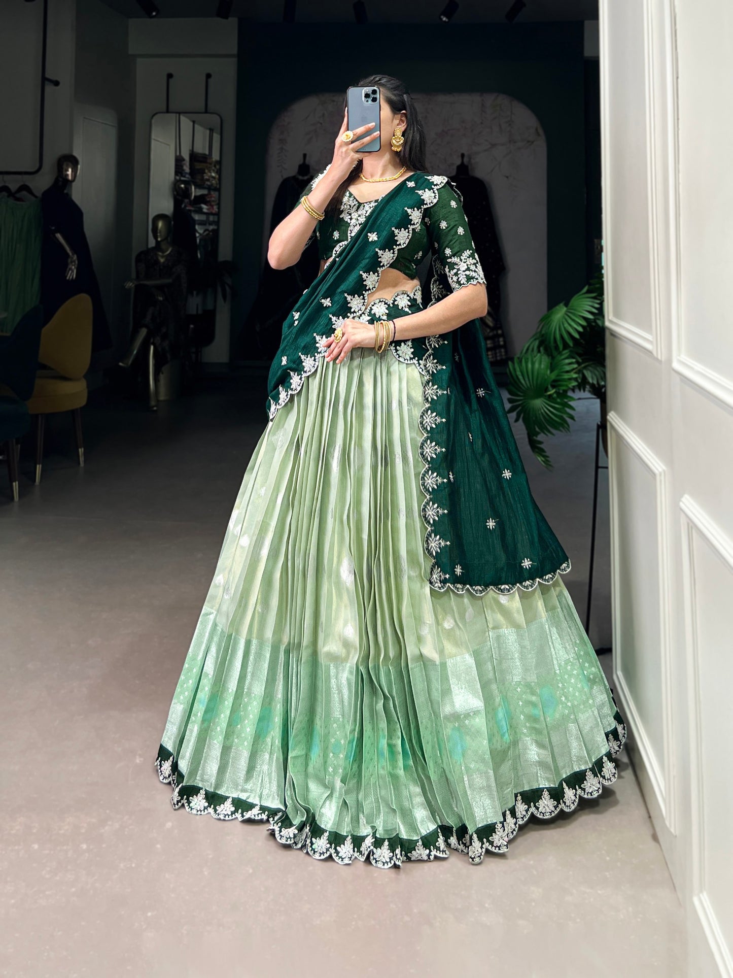 Célébrez le charme de la culture indienne avec ce magnifique ensemble lehenga