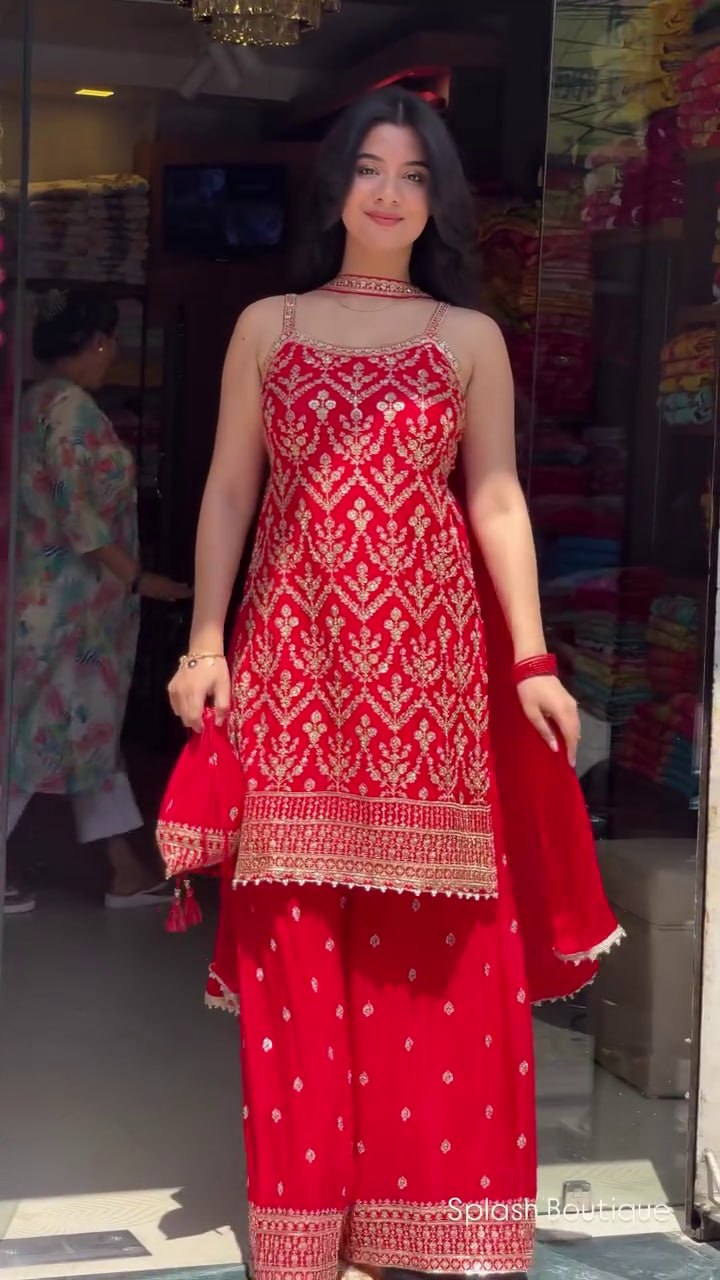 Kleid aus Georgette-Imitat mit üppiger Paillettenstickerei