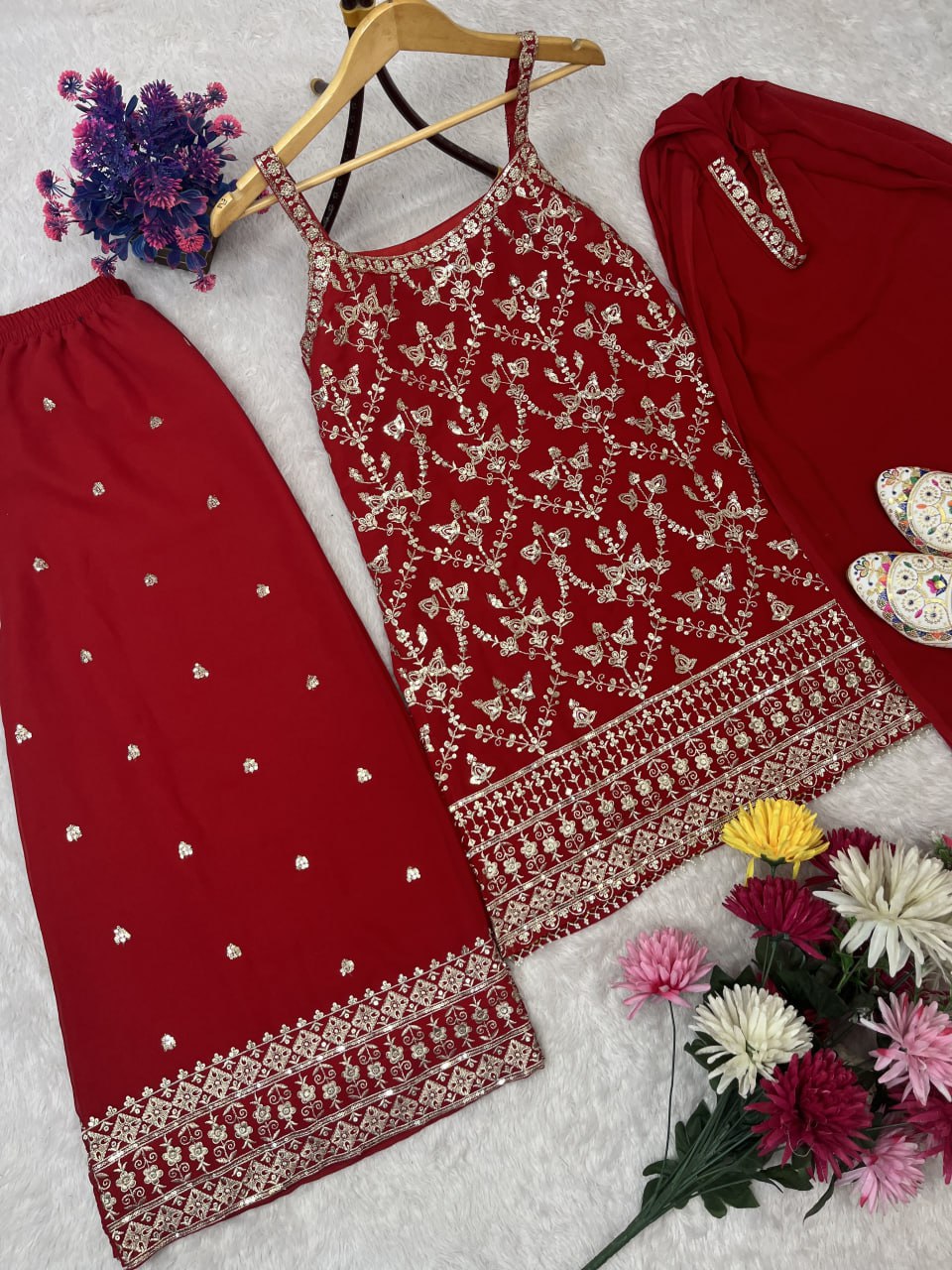 Kleid aus Georgette-Imitat mit üppiger Paillettenstickerei