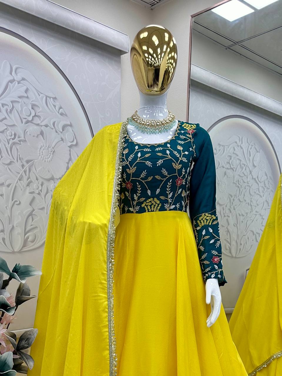 LAUFBEKLEIDUNG TRENDIGES TOP AUS GEORGETTE-KUNSTSTOFF, STICKEREI MIT BAUMWOLLFADEN