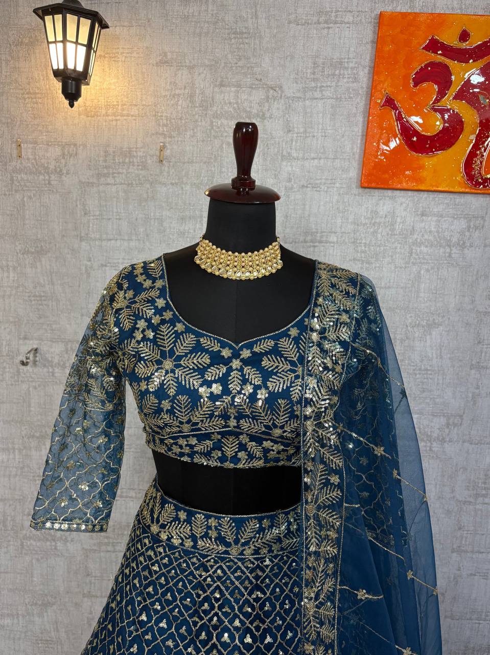Sehen Sie umwerfend aus in diesem wunderschönen cremefarbenen Lehenga-Set