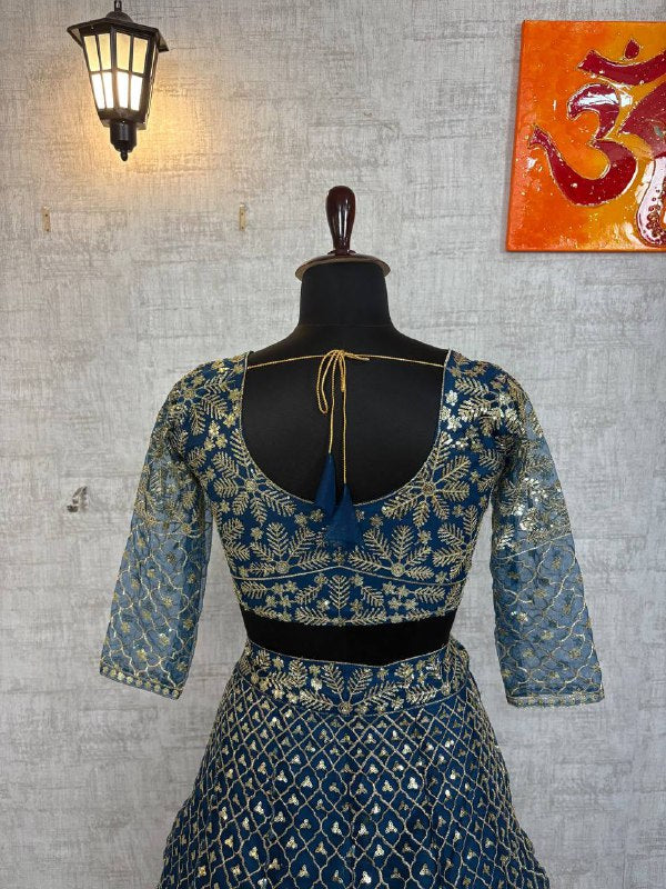 Sehen Sie umwerfend aus in diesem wunderschönen cremefarbenen Lehenga-Set