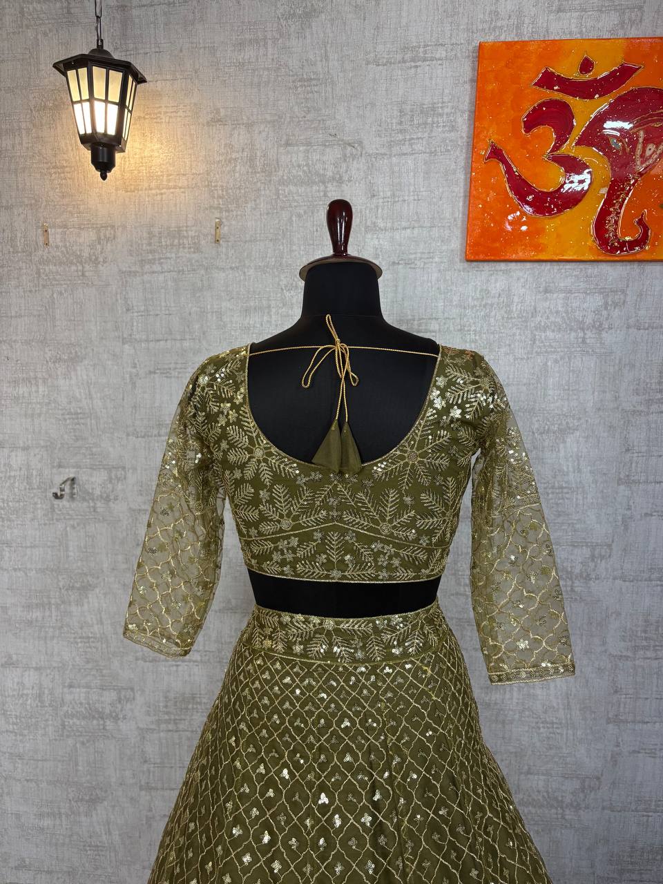 Sehen Sie umwerfend aus in diesem wunderschönen cremefarbenen Lehenga-Set