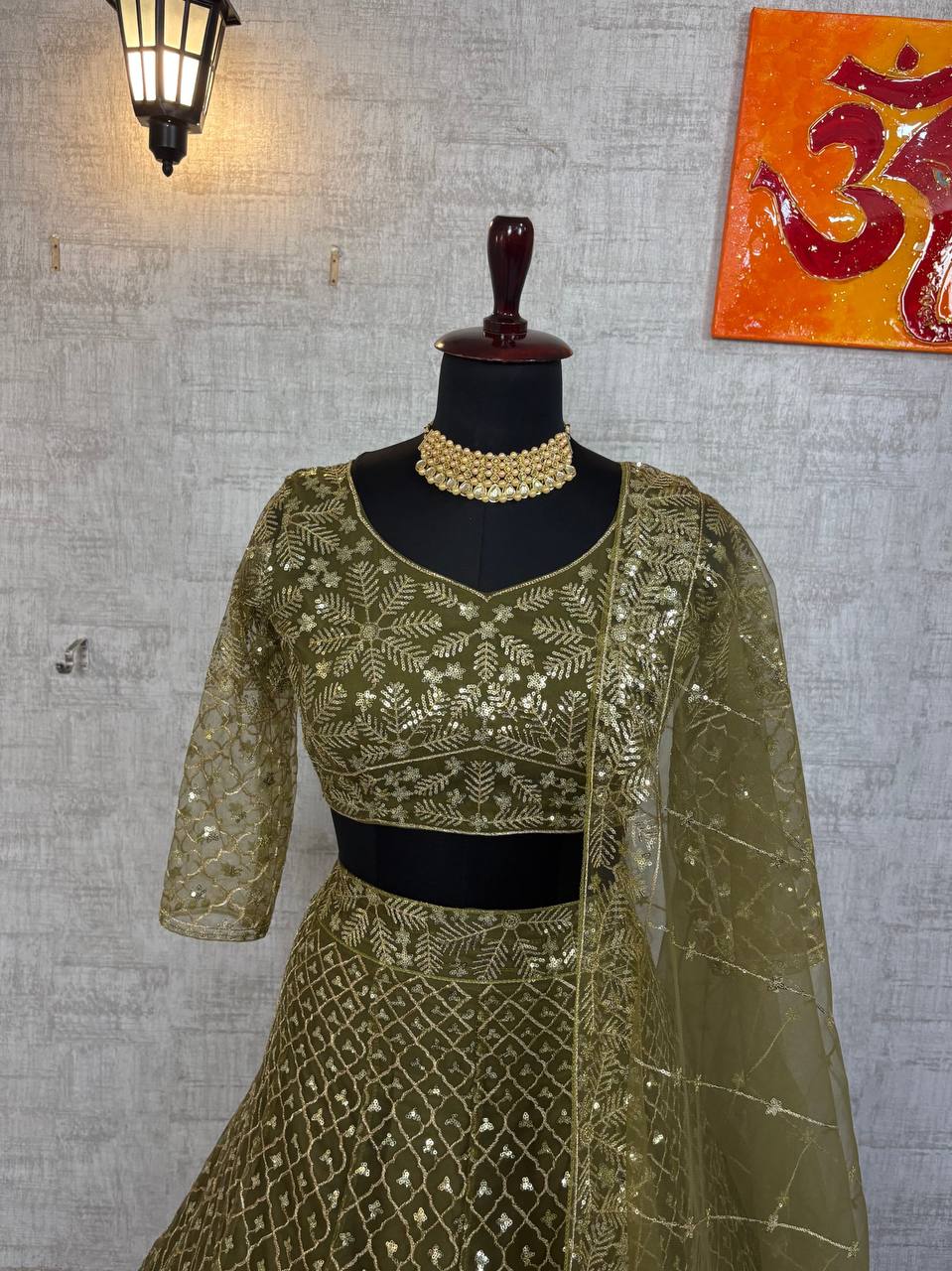 Sehen Sie umwerfend aus in diesem wunderschönen cremefarbenen Lehenga-Set