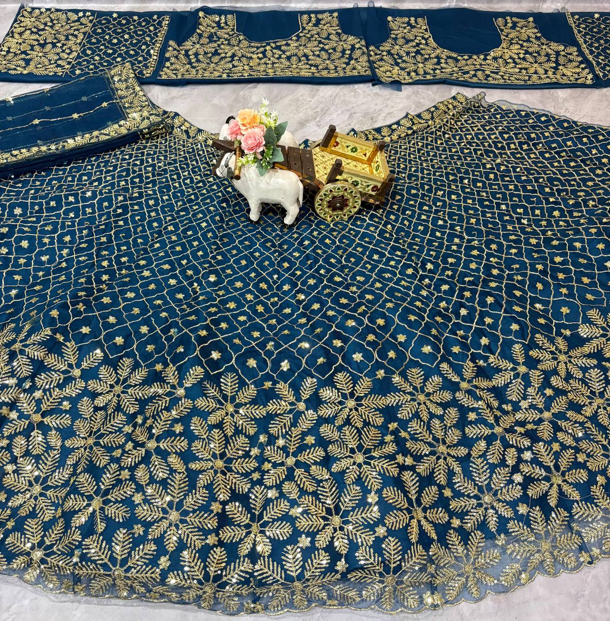 Sehen Sie umwerfend aus in diesem wunderschönen cremefarbenen Lehenga-Set