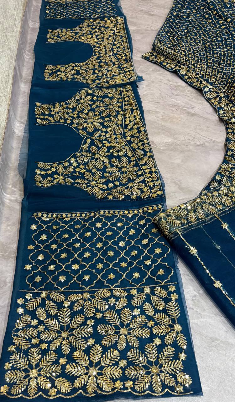 Sehen Sie umwerfend aus in diesem wunderschönen cremefarbenen Lehenga-Set