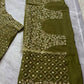 Sehen Sie umwerfend aus in diesem wunderschönen cremefarbenen Lehenga-Set