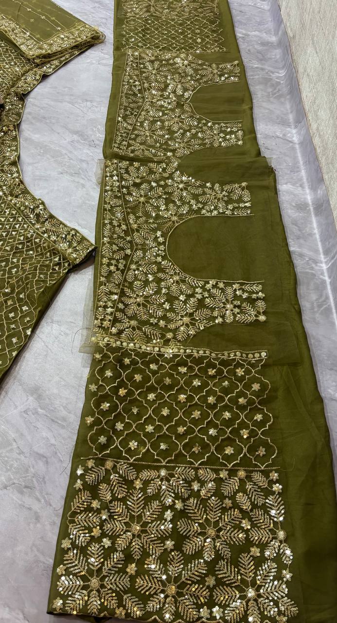 Sehen Sie umwerfend aus in diesem wunderschönen cremefarbenen Lehenga-Set