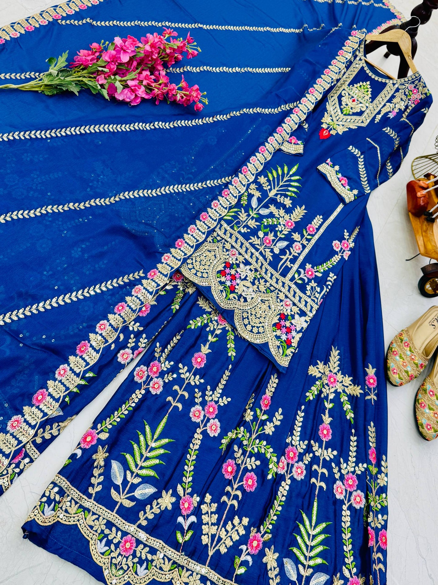 Kleid aus Georgette-Imitat mit üppiger Paillettenstickerei