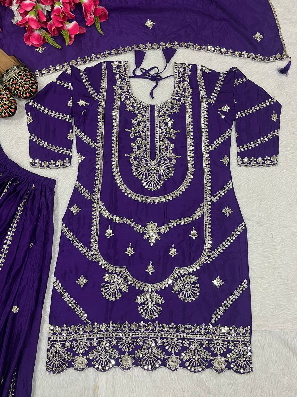 COSTUME DE TRAVAIL EN SOIE VICHITRA LOURDE À SÉQUENCES DE BRODERIE