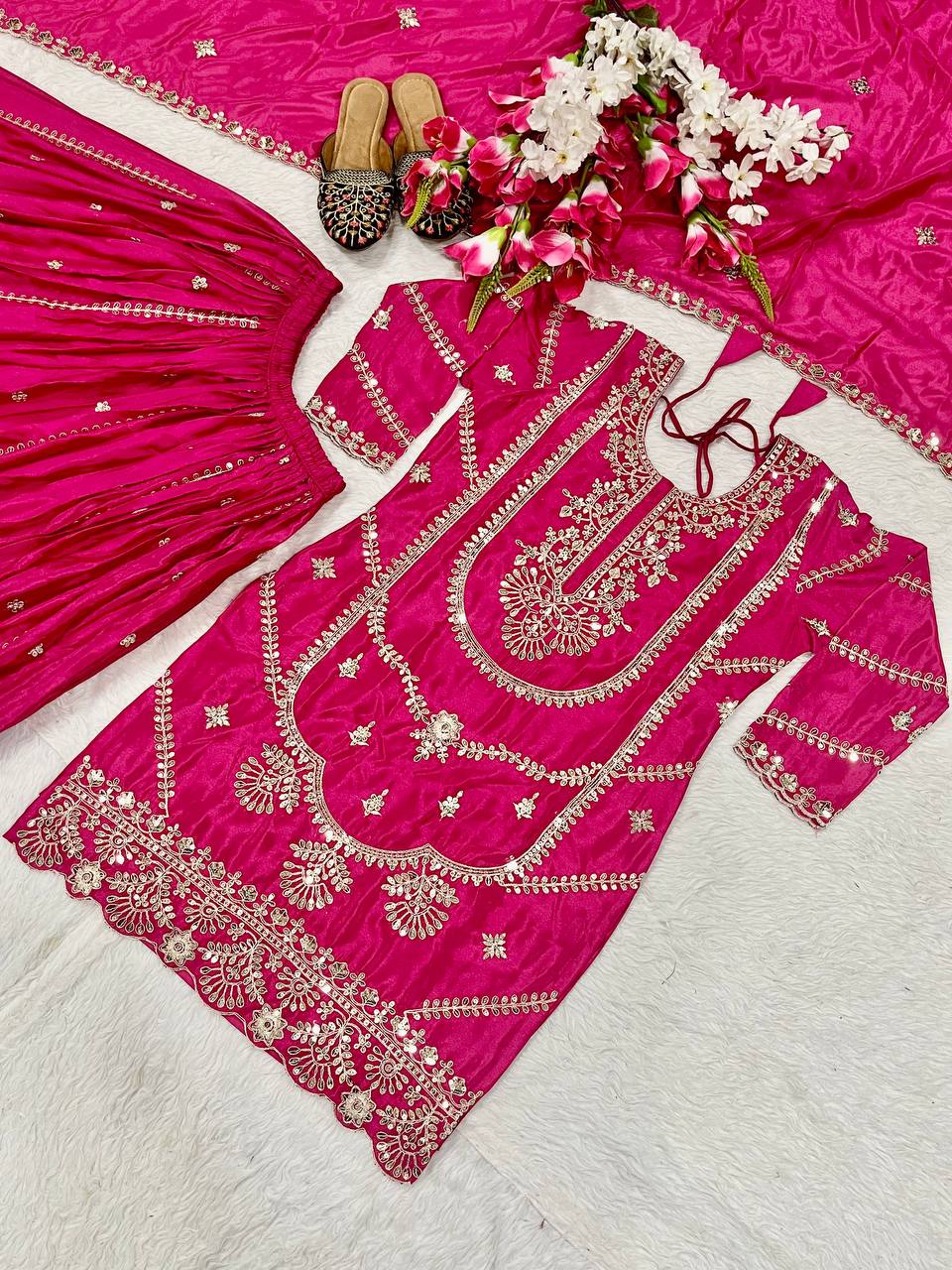 COSTUME DE TRAVAIL EN SOIE VICHITRA LOURDE À SÉQUENCES DE BRODERIE