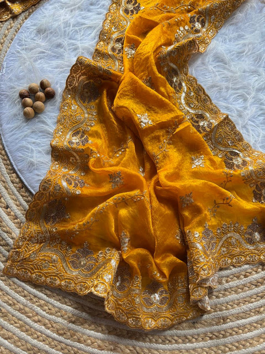 Je recherche quelqu'un pour ce magnifique sari de la même couleur