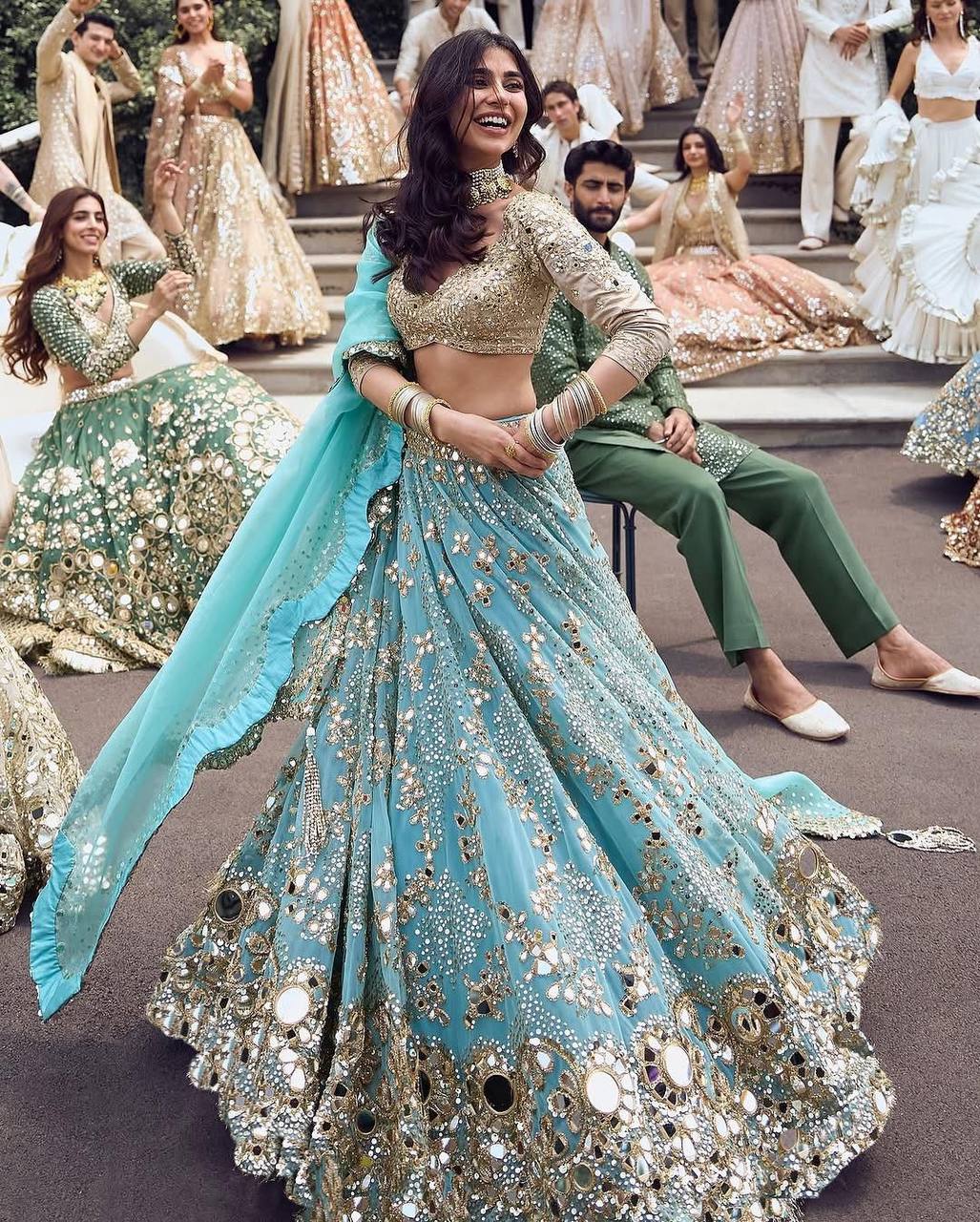 Sehen Sie umwerfend aus in diesem wunderschönen cremefarbenen Lehenga-Set