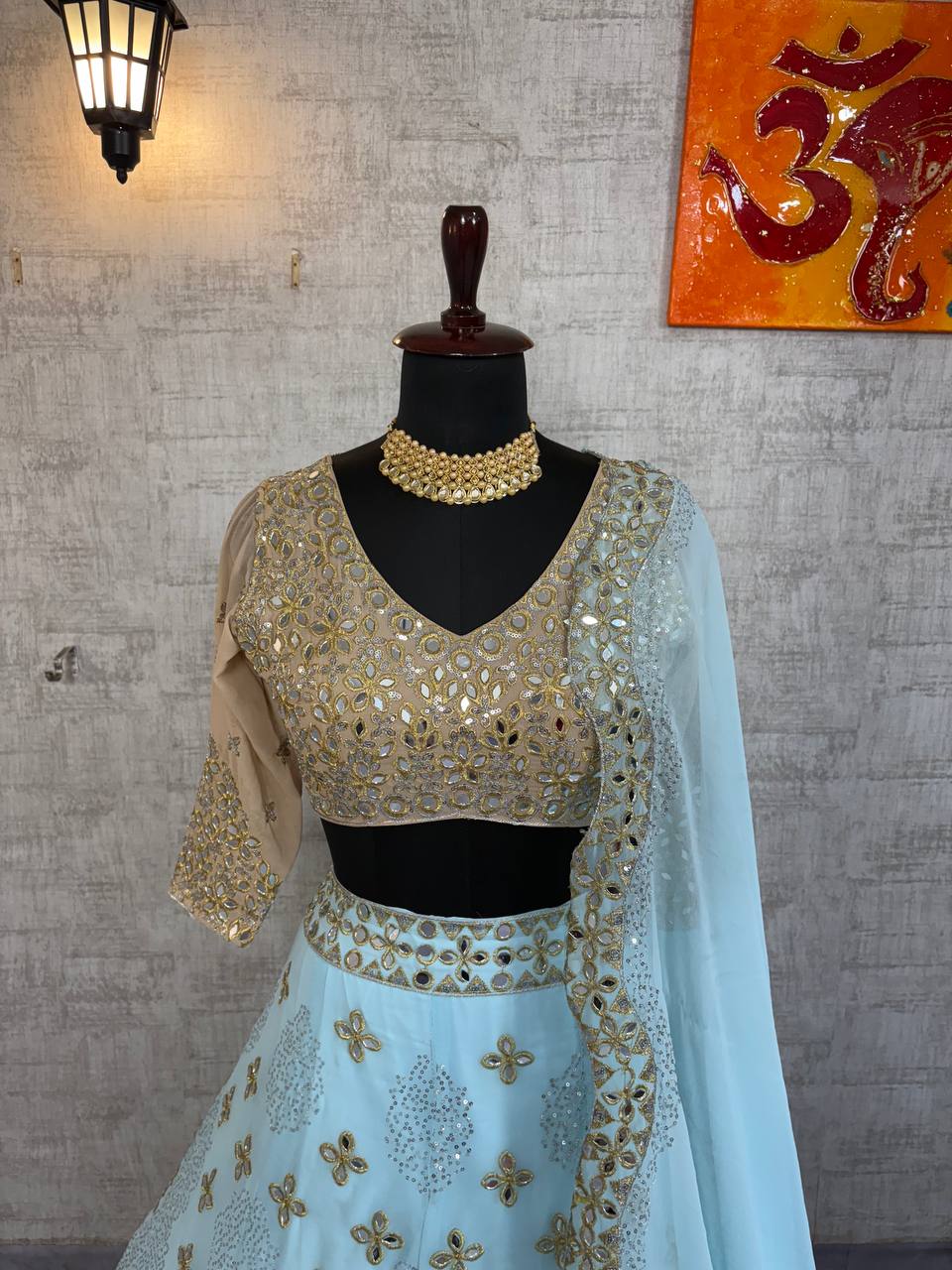 Sehen Sie umwerfend aus in diesem wunderschönen cremefarbenen Lehenga-Set