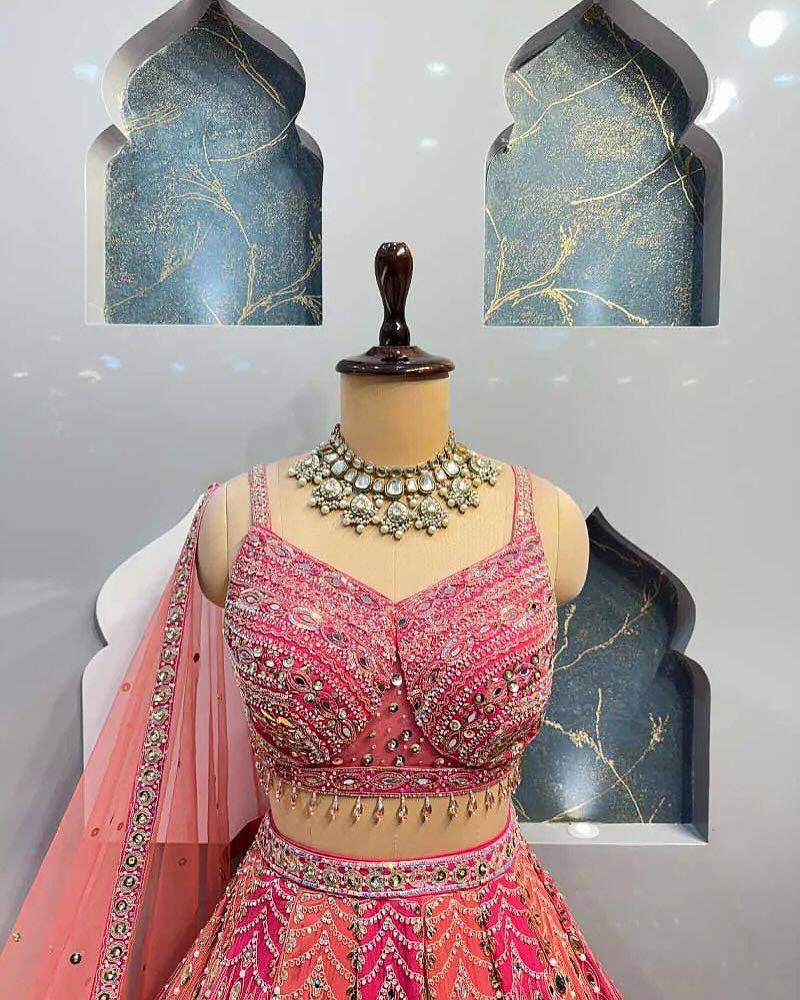 Feiern Sie den Charme der indischen Kultur mit diesem wunderschönen Lehenga-Set