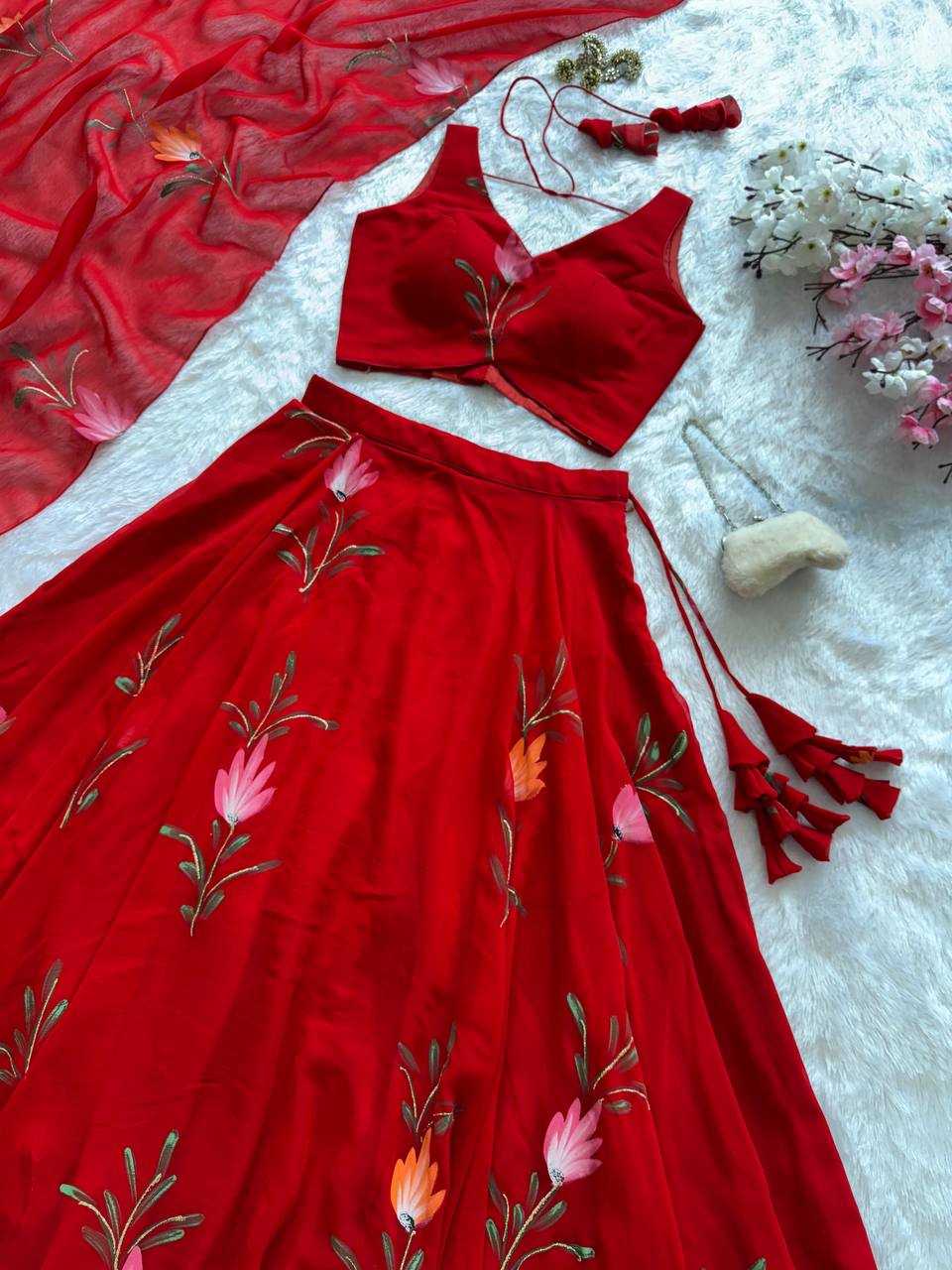 Sehen Sie umwerfend aus in diesem wunderschönen cremefarbenen Lehenga-Set