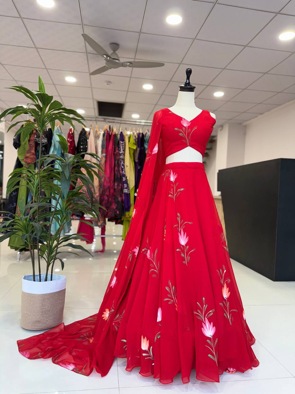 Sehen Sie umwerfend aus in diesem wunderschönen cremefarbenen Lehenga-Set