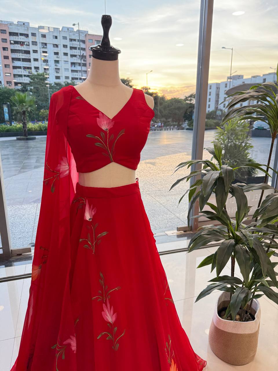 Sehen Sie umwerfend aus in diesem wunderschönen cremefarbenen Lehenga-Set