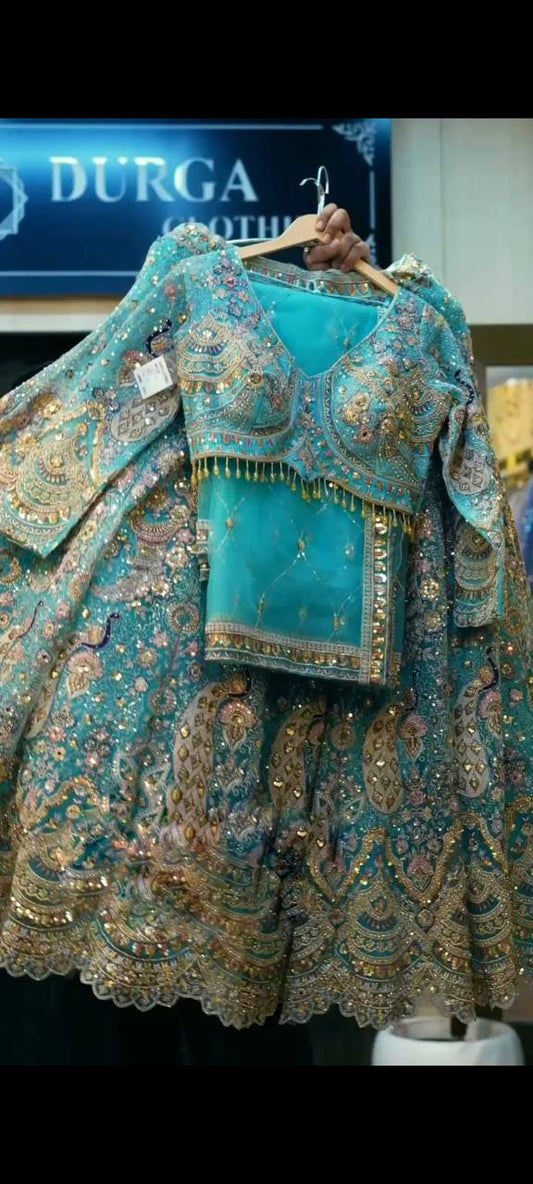 Feiern Sie den Charme der indischen Kultur mit diesem wunderschönen Lehenga-Set