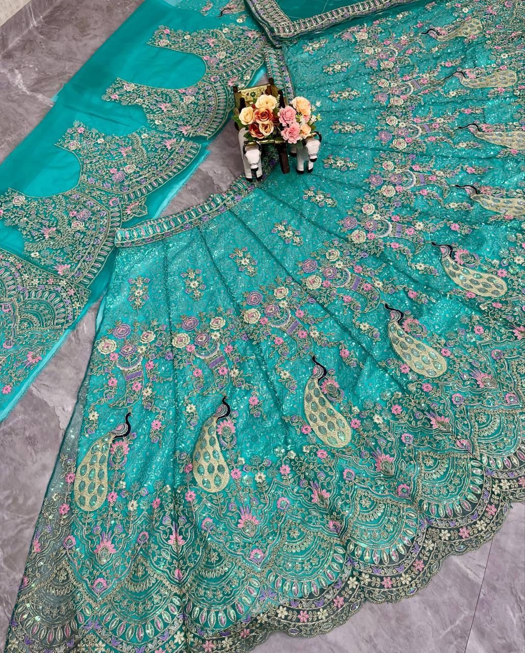 Feiern Sie den Charme der indischen Kultur mit diesem wunderschönen Lehenga-Set