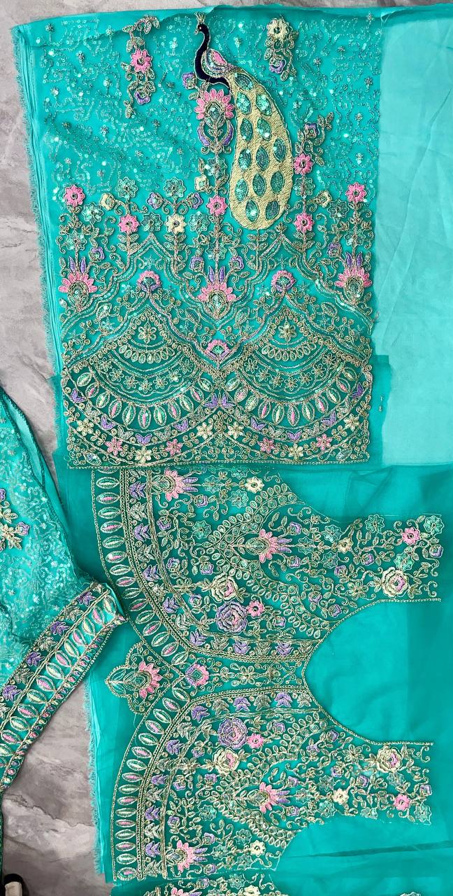 Feiern Sie den Charme der indischen Kultur mit diesem wunderschönen Lehenga-Set