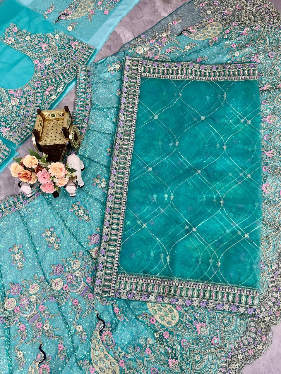 Feiern Sie den Charme der indischen Kultur mit diesem wunderschönen Lehenga-Set