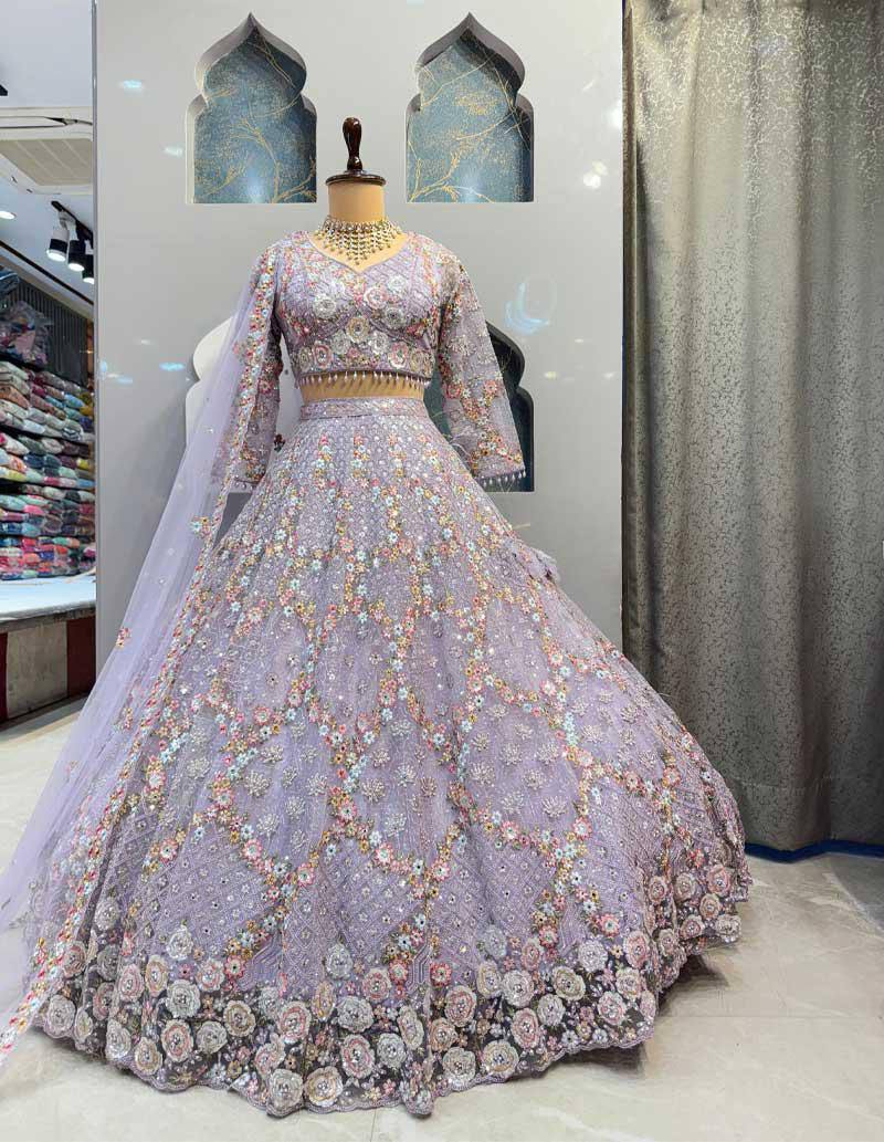 Sehen Sie umwerfend aus in diesem wunderschönen cremefarbenen Lehenga-Set