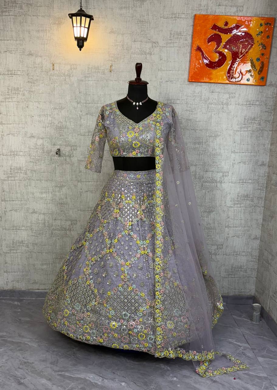 Sehen Sie umwerfend aus in diesem wunderschönen cremefarbenen Lehenga-Set