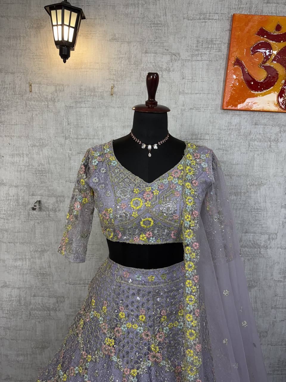 Sehen Sie umwerfend aus in diesem wunderschönen cremefarbenen Lehenga-Set