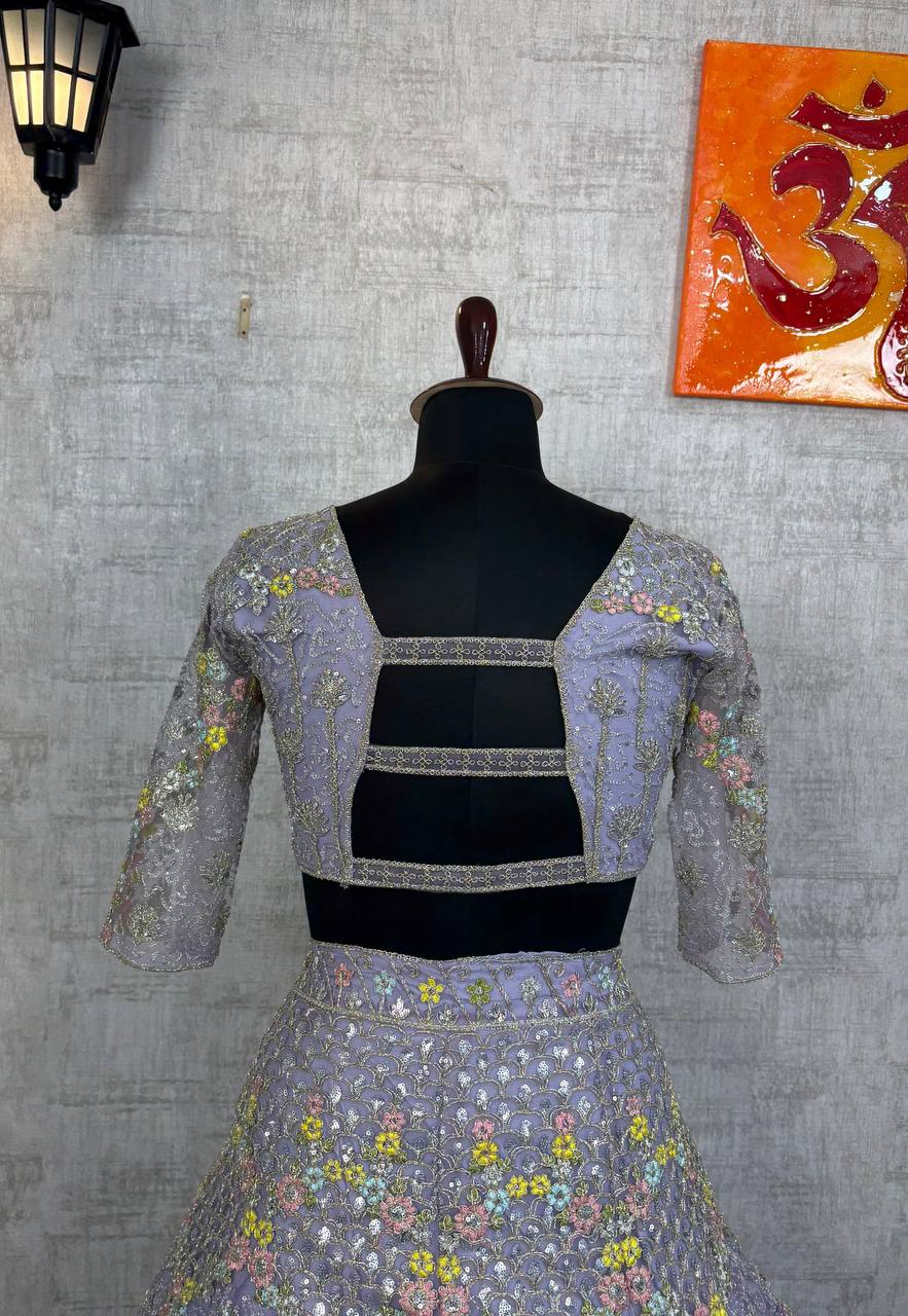 Sehen Sie umwerfend aus in diesem wunderschönen cremefarbenen Lehenga-Set