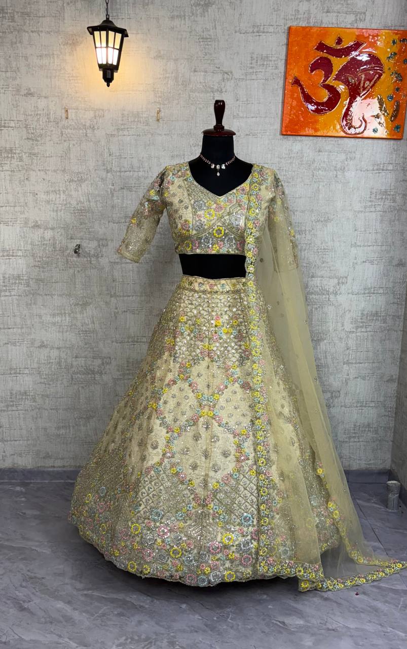 Sehen Sie umwerfend aus in diesem wunderschönen cremefarbenen Lehenga-Set