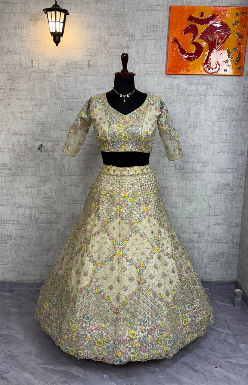 Sehen Sie umwerfend aus in diesem wunderschönen cremefarbenen Lehenga-Set