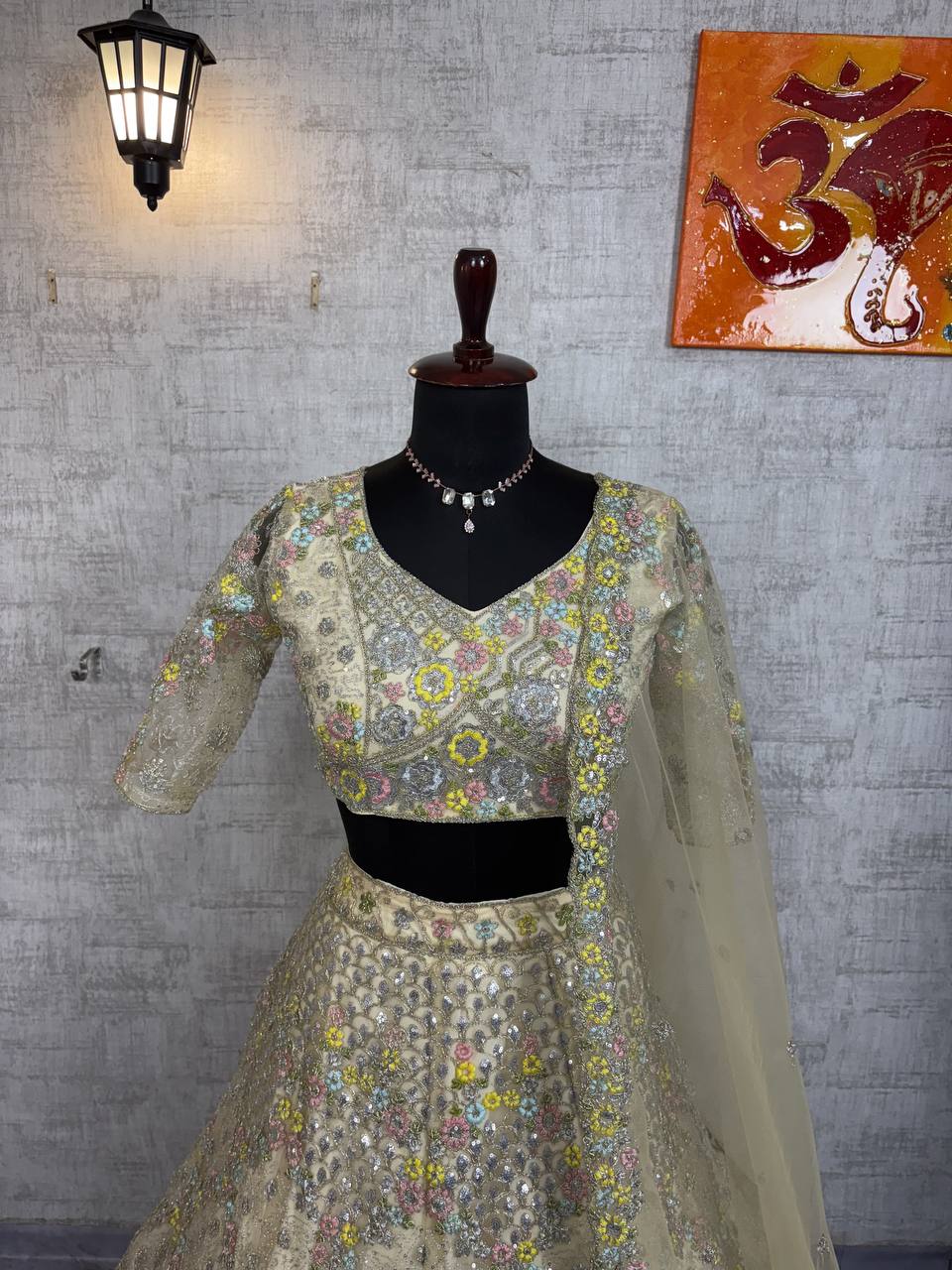 Sehen Sie umwerfend aus in diesem wunderschönen cremefarbenen Lehenga-Set