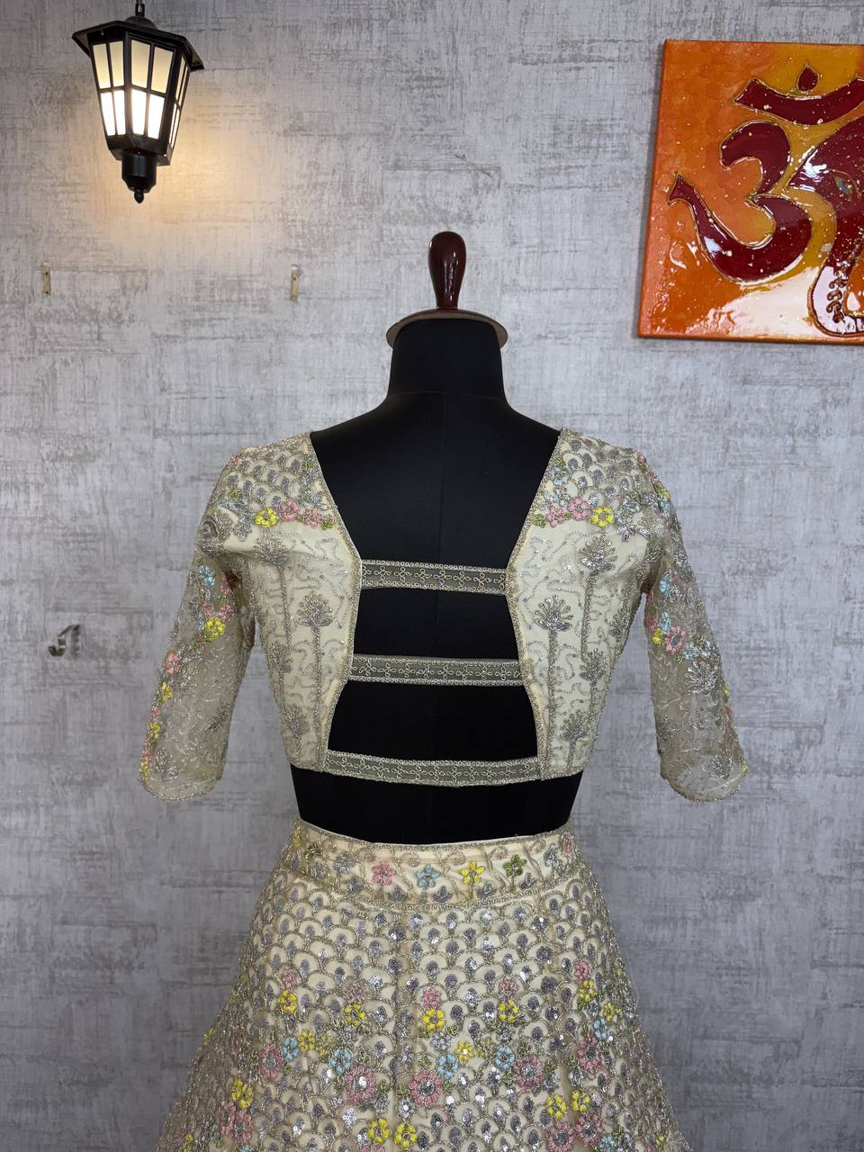 Sehen Sie umwerfend aus in diesem wunderschönen cremefarbenen Lehenga-Set