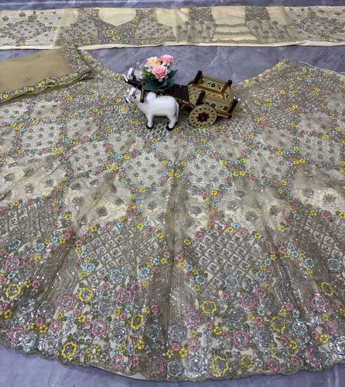 Sehen Sie umwerfend aus in diesem wunderschönen cremefarbenen Lehenga-Set