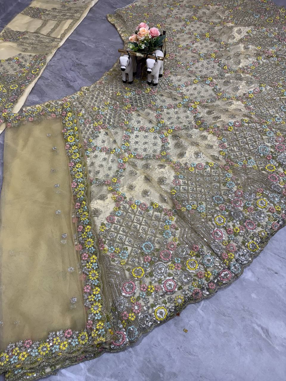 Sehen Sie umwerfend aus in diesem wunderschönen cremefarbenen Lehenga-Set