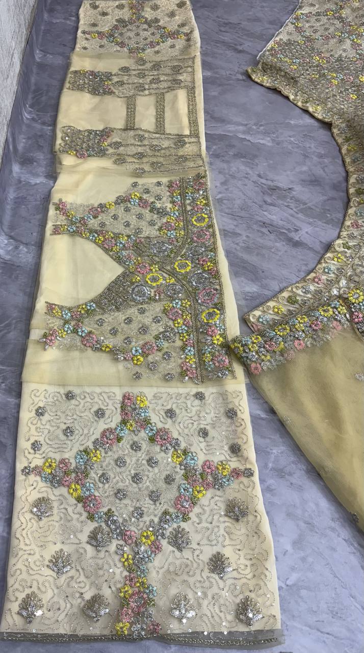 Sehen Sie umwerfend aus in diesem wunderschönen cremefarbenen Lehenga-Set