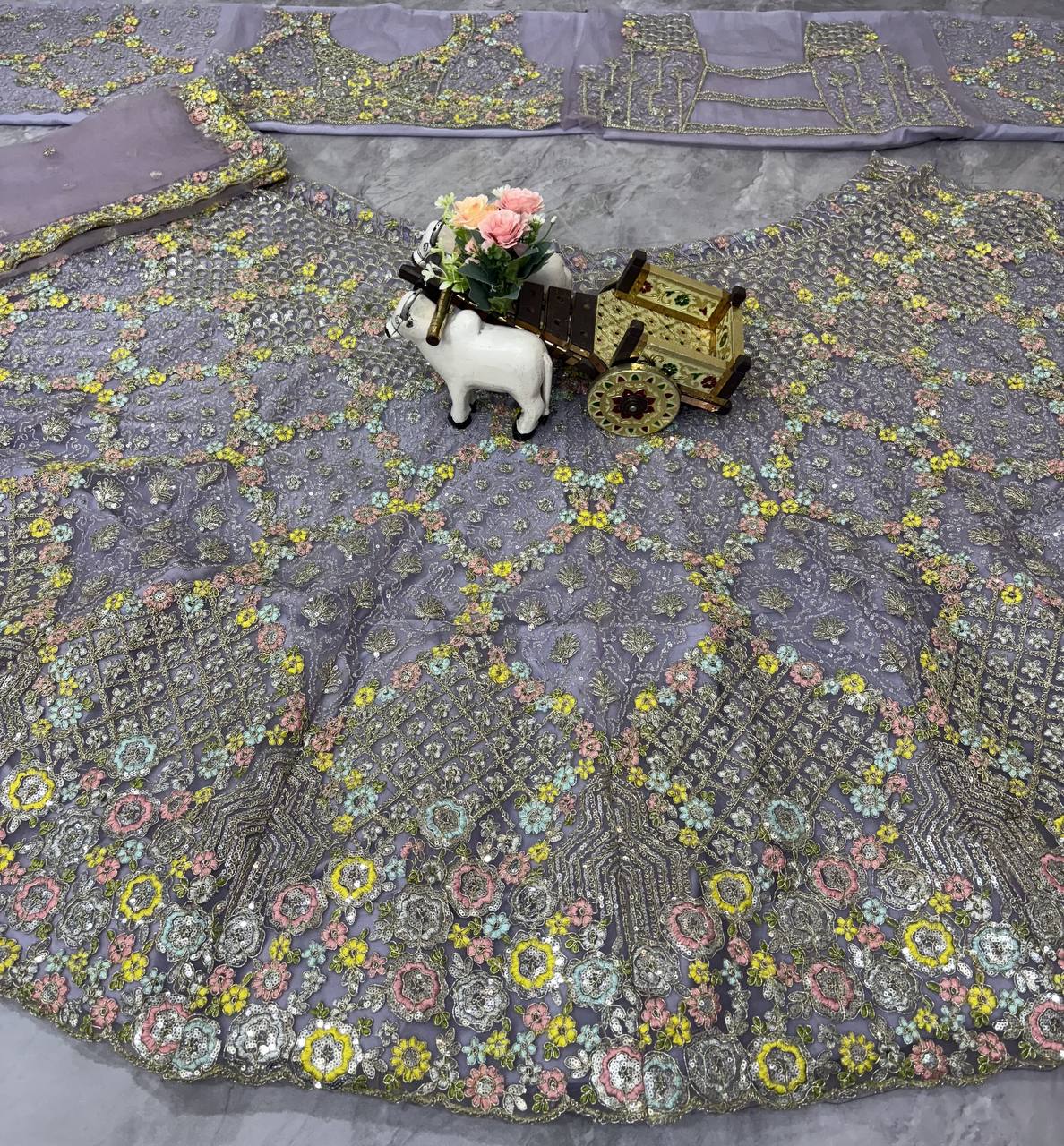 Sehen Sie umwerfend aus in diesem wunderschönen cremefarbenen Lehenga-Set
