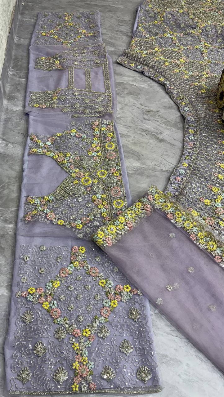Sehen Sie umwerfend aus in diesem wunderschönen cremefarbenen Lehenga-Set