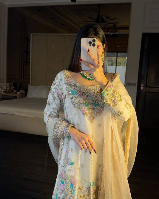 NEUES KURTI-SHARARA-SET AUS GEORGETTE MIT WUNDERSCHÖNEN PAILLETTEN UND FADENSTICKEREI