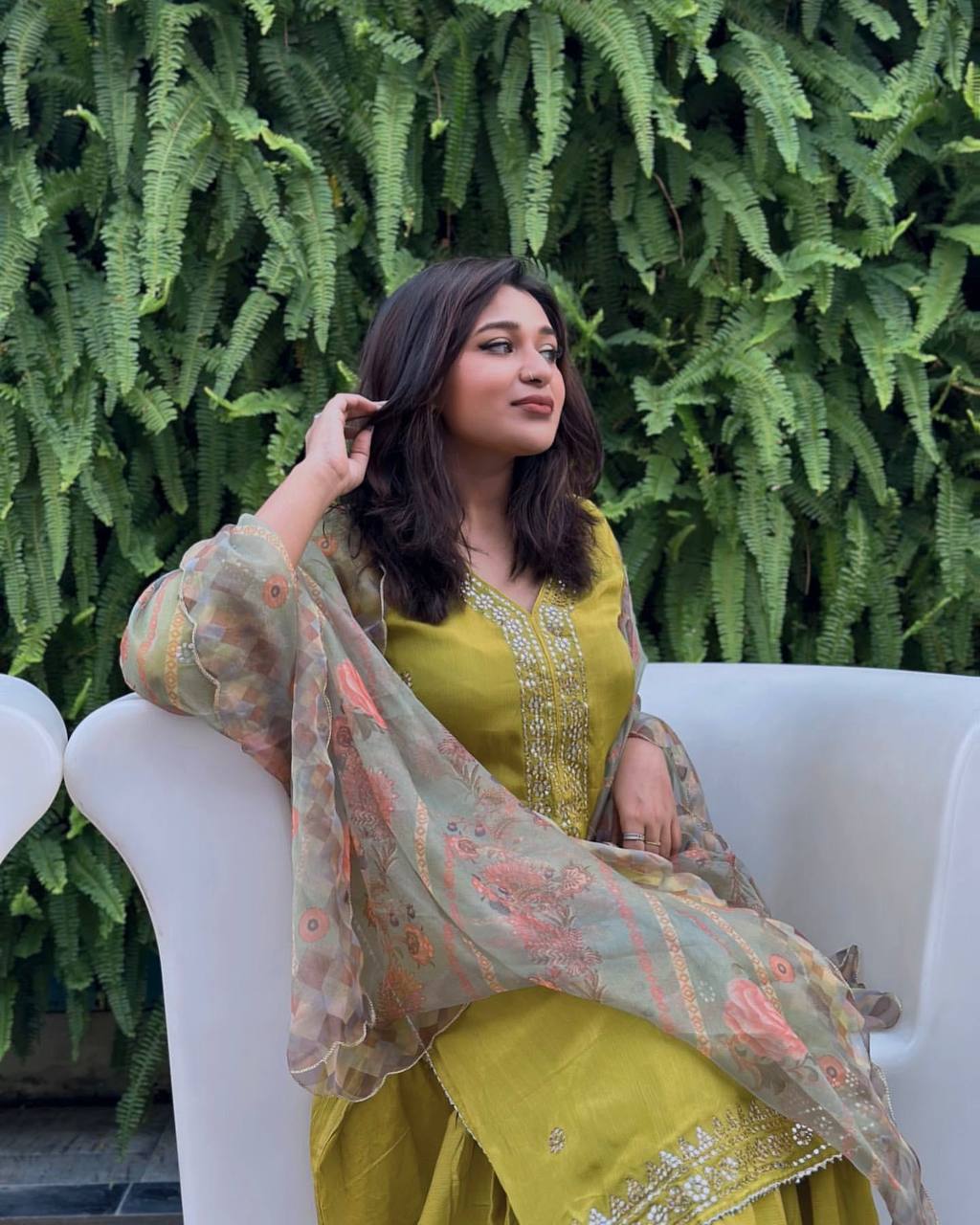 Neues Designer-Arbeitskleid im Party-Look mit schwerer Stickerei