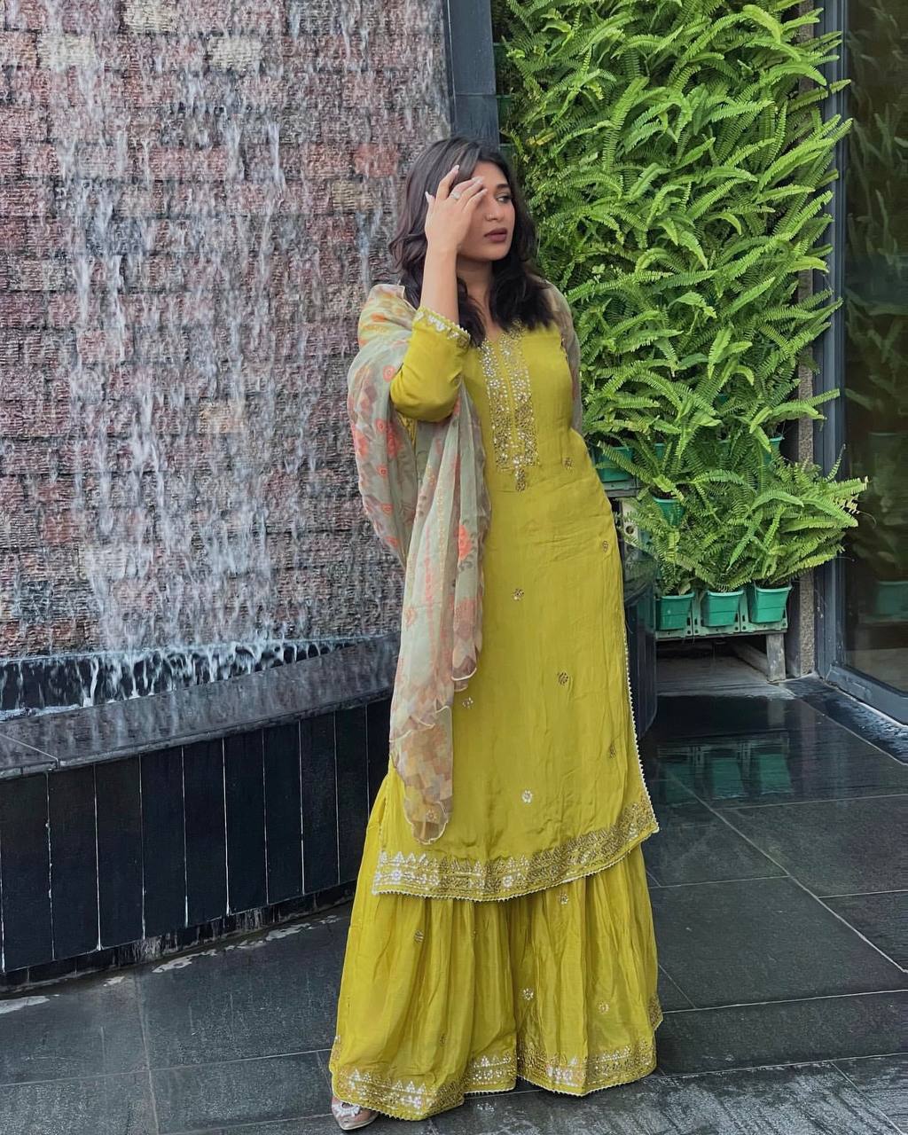 Neues Designer-Arbeitskleid im Party-Look mit schwerer Stickerei