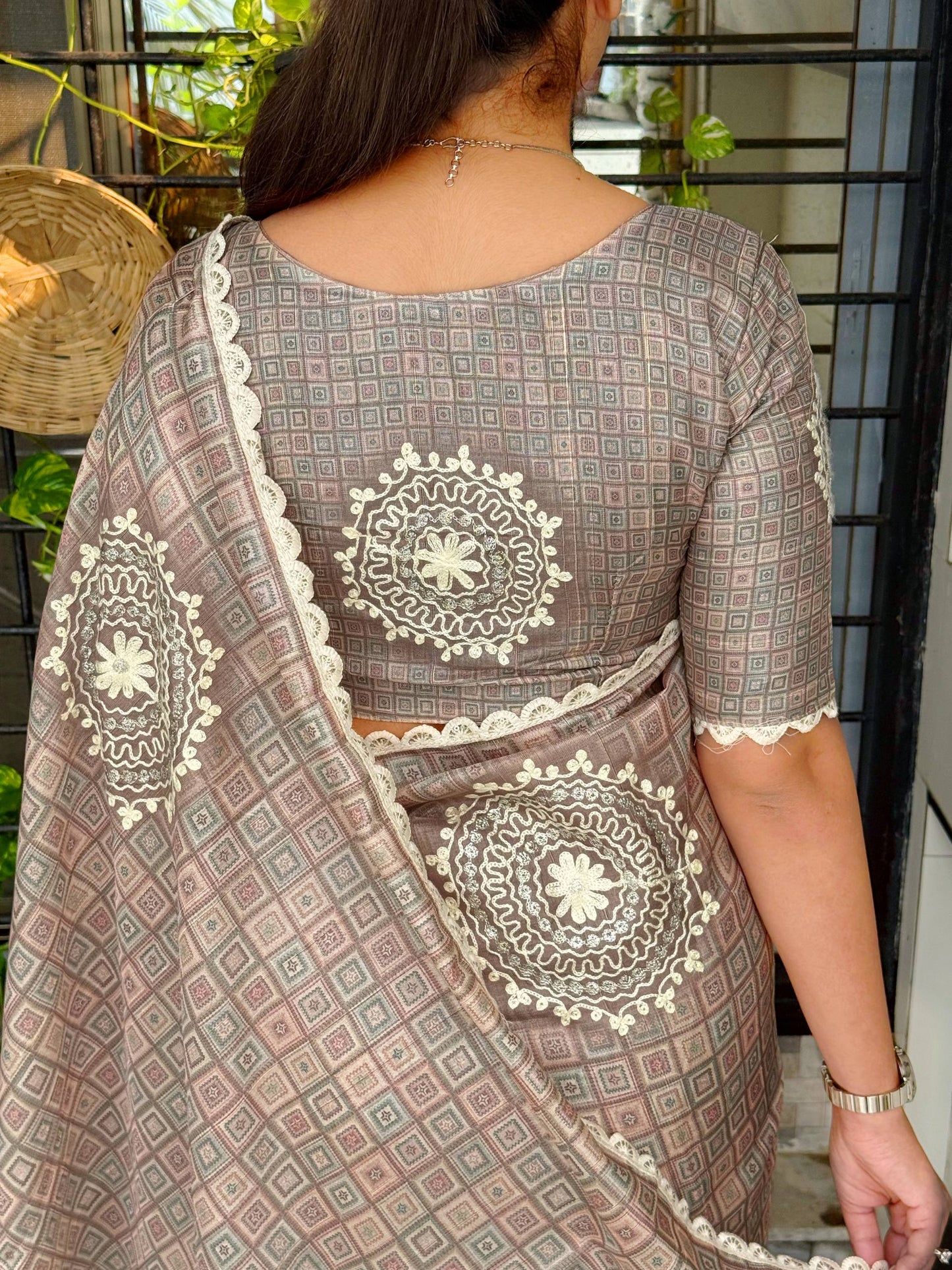 Sari brodé en pure soie Rangoli avec codage 3 mm c pallu