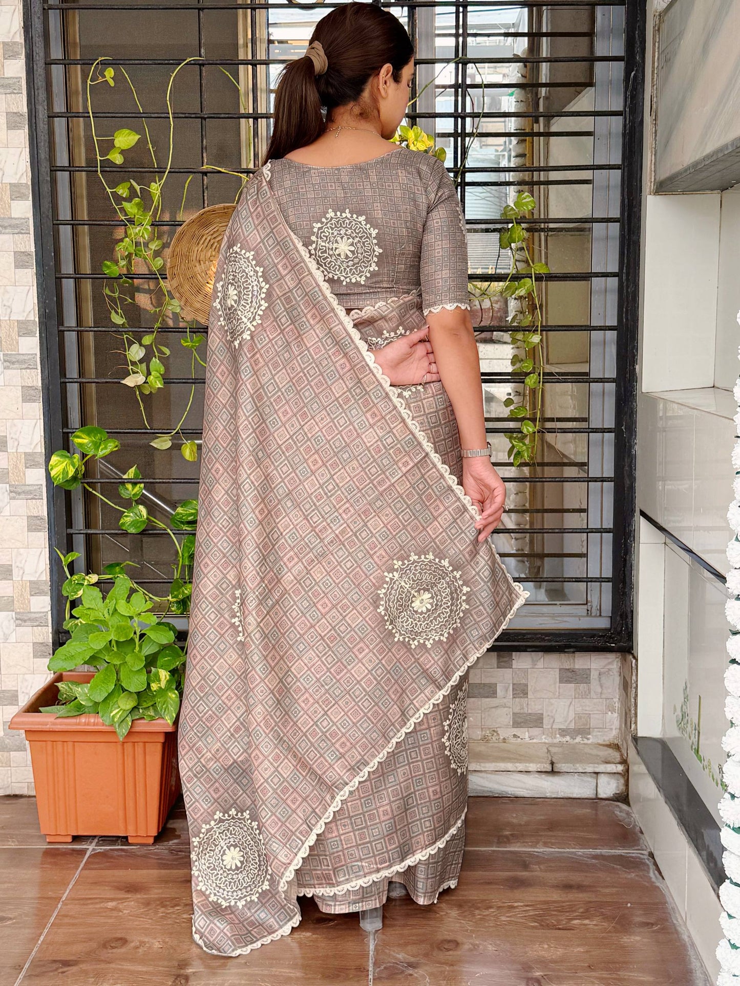 Sari brodé en pure soie Rangoli avec codage 3 mm c pallu