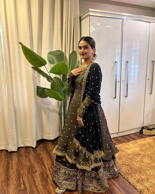 Mit Kurti und Lehenga aus Chinon-Seide mit elegantem Dupatta